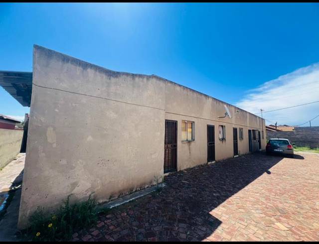 12 BEDROOM HOUSE FOR SALE IN LEACHVILLE EXT 3